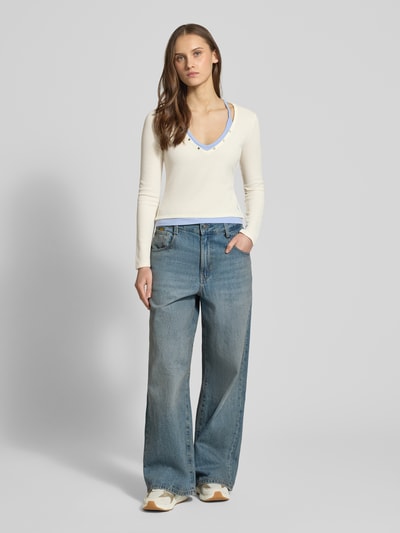 Frauenmodel trägt Slim Fit Longsleeve mit Strukturmuster von Guess Jeans im Elastischer-Material-Mix, Layered-Look, Rückenlänge 47 cm, Ganzkörperansicht von vorne