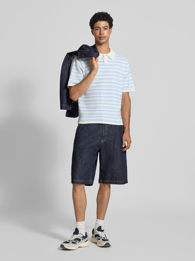 Männermodel trägt Modern Fit Poloshirt mit kurzer Knopfleiste Modell 'HYERES' von Jack & Jones, hellblaues Strukturmuster, Material-Mix mit Baumwoll-Anteil, Polokragen, Rückenlänge bei Größe M 67 cm, Ganzkörperansicht von vorne.
