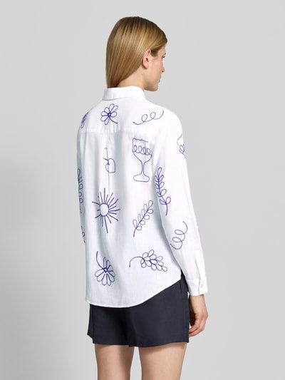 Frauenmodel trägt Regular Fit Leinenbluse im Allover-Look von Christian Berg Woman aus reinem Leinen, weiß mit blauen Linienmustern, Ganzkörperansicht Rückansicht.