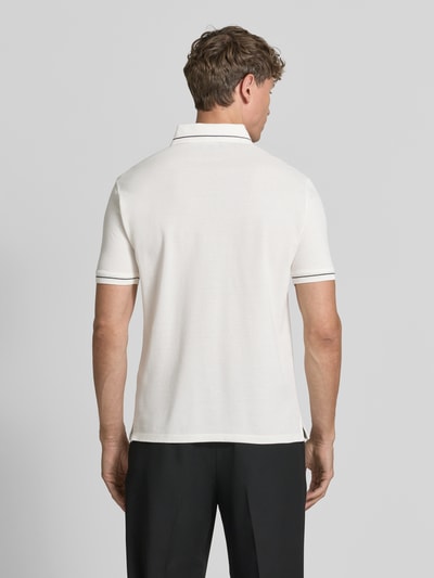 Männermodel trägt Slim Fit Poloshirt mit Label-Stitching von Emporio Armani aus reiner Baumwolle in Weiß, Rückenlänge 68 cm, Ganzkörperansicht Rückansicht.