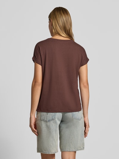 Frauenmodel trägt Regular Fit T-Shirt aus Viskose-Mix Modell 'MOSTER' von ONLY in Dunkelbraun zu hellblauer Jeansshorts, Ganzkörperansicht Rückansicht, Damen T-Shirt von ONLY.