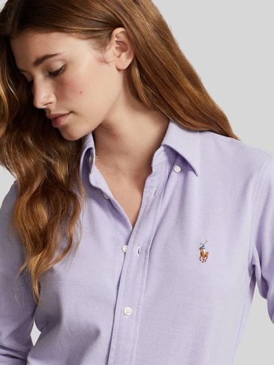 Kobiece modelka nosi bluzkę koszulową z wyhaftowanym logo Hemdbluse mit Label-Stitching od Polo Ralph Lauren, bawełna, krój slim fit, kołnierzyk typu button down, listwa guzikowa, długość tyłu w rozmiarze S: 67 cm, długość rękawów: 64 cm, zbliżenie na górną część ciała