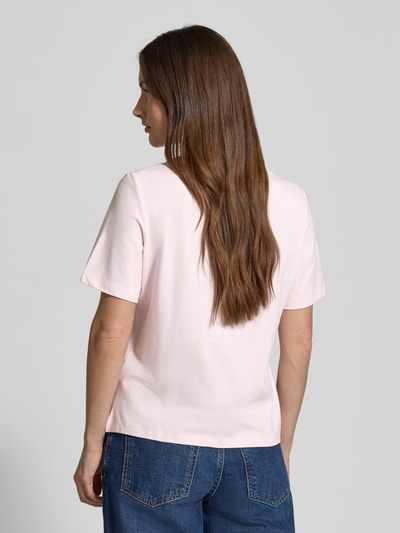 Frauenmodel trägt Regular Fit T-Shirt mit floralem Besatz von Christian Berg Woman Selection in zartem Rosa, Rückansicht, Ganzkörperansicht.