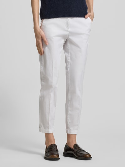 Vrouwenmodel draagt Slim Fit Jeans met fixeerbare zoom Modell 'Stella' van Cambio, wit, elastische katoenmix, muntzak, achterzakken, knoop- en ritssluiting, slim fit, detailopname van vooraan.