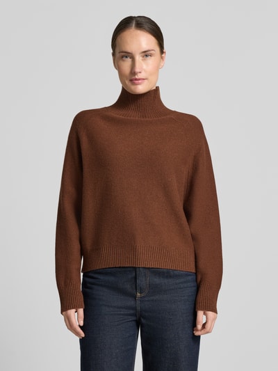 Frauenmodel trägt Strickpullover aus Leinen-Mix Modell 'TORRE' von Marella, braun, gerippter Rollkragen, Gerade Passform, Ganzkörperansicht von vorne. Leicht strukturierte Textur, Raglanärmel, gerippte Abschlüsse, Rückenlänge 54 cm, Ärmellänge 57 cm, Kaschmir-Anteil.