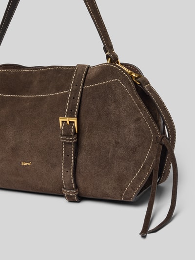 Produktfoto, Shoulder Bag aus echtem Leder mit Logo-Detail von Abro in Dunkelbraun, goldene Schnalle, sichtbare Nähte, strukturierte Oberfläche, Magnetverschluss, geteiltes Hauptfach, schmale Schulterhenkel, Reißverschlussfach innen, Maße 41x23x12 cm, Schulterriemen 54 cm.