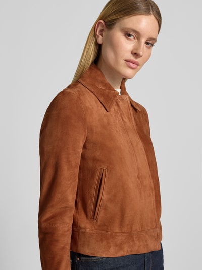 Kobiece modelka nosi Regular Fit Lederjacke aus echtem Ziegenleder Modell 'SAMARO' von BOSS, kolor rdzawy, matowa tekstura, z przodu, Nahaufnahme górnej części ciała, kontekst: damska kurtka skórzana / sztuczna skórzana marki BOSS