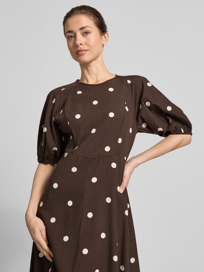 Frauenmodel trägt Midikleid aus Viskose-Mix im Allover-Look von Jake*s Casual, braun mit weißen Punkten, A-Linie, Puffärmel, Nahaufnahme Oberkörper.