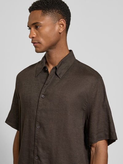 Männermodel trägt Regular Fit Freizeithemd aus Leinen-Baumwoll-Mix von Drykorn in Braun, Kentkragen, Knopfleiste, Nahaufnahme Oberkörper. Rückenlänge bei Größe M: 75 cm, Schulterbreite: 48 cm, Ärmellänge: 29 cm.