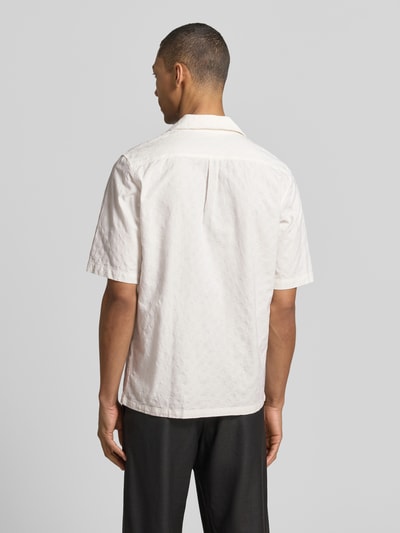 Männermodel trägt Relaxed Fit Freizeithemd mit Strukturmuster Modell 'OSCAR' von Samsøe Samsøe aus Reine Baumwolle, Ganzkörperansicht Rückansicht.