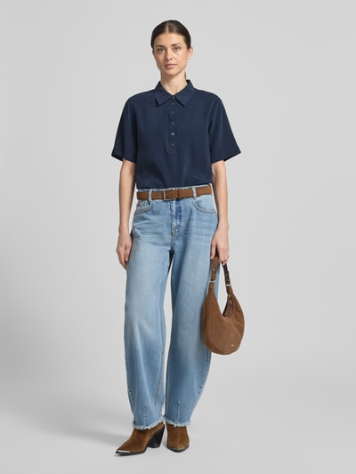 Frauenmodel trägt Relaxed Fit Poloshirt aus Viskose-Mix Modell 'Mindy' von My Essential Wardrobe in Dunkelblau, Ganzkörperansicht von vorne.