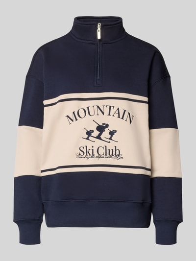 Produktfoto, Sweatshirt mit Reißverschluss Modell 'Cosette' von LeGer by Lena Gercke in Dunkelblau und Beige, Baumwoll-Mix, Relaxed Fit, Stehkragen, auffälliges Stitching, sportliches Front-Print-Design.
