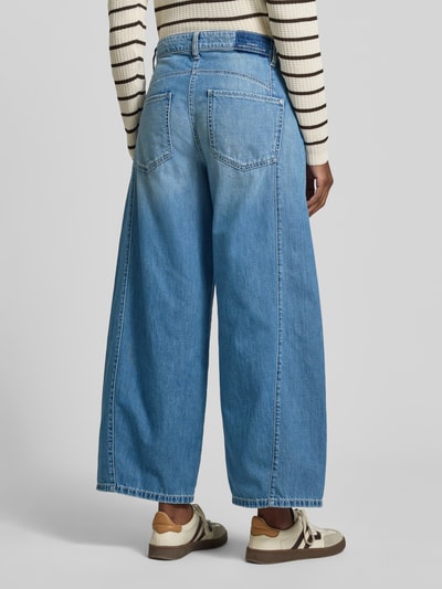 Vrouwenmodel draagt Barrel Fit Jeans uit puur katoen model 'ORLA' van Cambio, denimlook, korte lengte, high waist, labelpatch, 5-pocketmodel, riemlussen, knoop- en ritssluiting, Ganzkörperansicht Rückansicht.