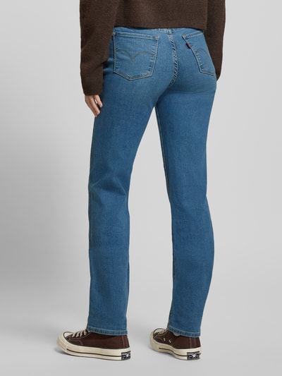 Männermodel trägt Straight Fit Jeans mit 5-Pocket-Design von Levi's®, niebieski dżins, bawełna ze stretchem, Szerokość w rozmiarze 27/32: 38 cm, długość wewnętrzna nogawki: 80 cm, Ganzkörperansicht Rückansicht.