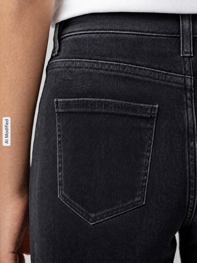 Frauenmodel trägt Loose Fit Barrel Jeans aus Baumwoll-Mix mit Modal-Anteil Modell 'DANNI' von MAC, dunkles Denim, Nahaufnahme Oberkörper, Kontext: Damen Barrel Jeans von MAC.