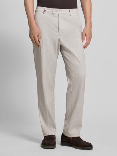 Męski model nosi Hose mit Label-Detail Modell 'Orlando' od CG - Club of Gents, krój regular fit, jasnobeżowy, tekstura gładka, zbliżenie na dolną część ciała, widok z przodu. Szerokość w rozmiarze 50: 39 cm, długość nogawki 77 cm.