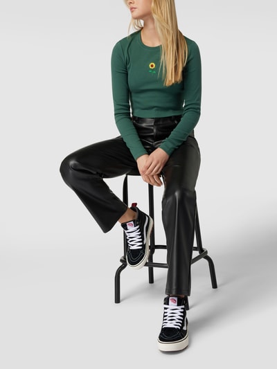 Only Cropped Longsleeve mit Motiv-Stitching Modell 'Mia' Dunkelgruen 1