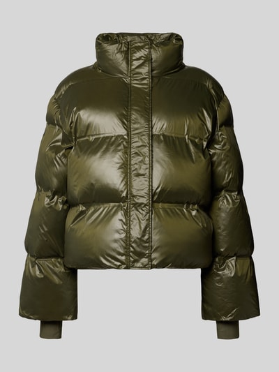Produktfoto, olivgrüne Steppjacke mit Abdeckleiste Modell 'Rhea' von Neo Noir, Satinoptik, elastische Ärmelabschlüsse, leicht glänzende Textur