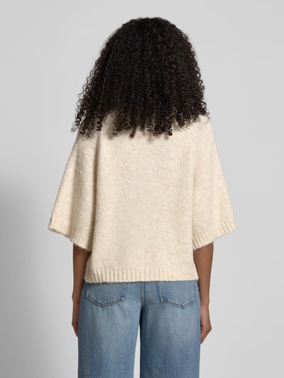Frauenmodel trägt Strickjacke mit 1/2-Arm Modell 'Benutta Fluffy' von Neo Noir in Creme, lockerer Schnitt, Material-Mix, Rückansicht Ganzkörper.