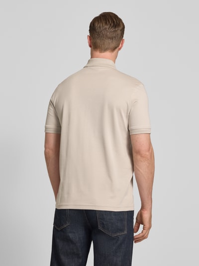 Männermodel trägt Regular Fit Poloshirt aus reiner Baumwolle Modell 'INTERLOCK' von BOSS Orange, unifarben, Ganzkörperansicht Rückansicht