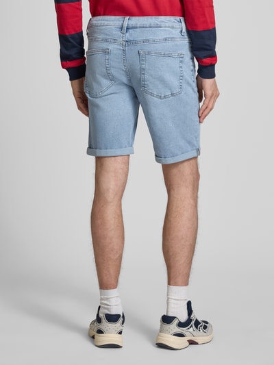 Männermodel trägt Regular Fit Jeansshorts aus Baumwoll-Mix Modell 'PLY LBD 6185' von Only & Sons in hellem Denim mit 5-Pocket-Design, Label Patch, Gürtelschlaufen, Material Twill, Ganzkörperansicht Rückansicht.