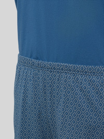Produktfoto, Regular Fit Pyjama-Set im kurzärmeligen Design Modell 'Casual' von Schiesser, bawełna, krój regular fit, elastyczny pas, niebieskie tkaniny z geometrycznym wzorem, widoczna tekstura