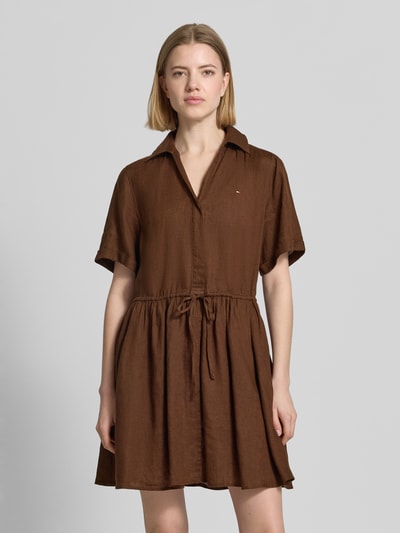 Vrouwenmodel draagt Ausgestelltes Freizeitkleid aus reinem Leinen van Tommy Hilfiger, effen kleuren, uitlopend model, V-hals, overhemdkraag, korte mouw, minilengte, gestikt logo, materiaal: linnen, voorkant, halflichaam.