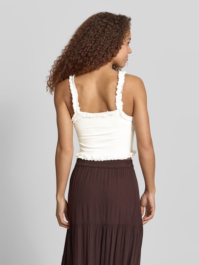 Frauenmodel trägt Slim Fit Top aus Viskose-Mix mit Spitzenbesatz Modell 'Scale' von Noisy May, cremeweiß, Ärmelloses-Design, Rückenlänge bei Größe S 24 cm, Ganzkörperansicht Rückansicht.