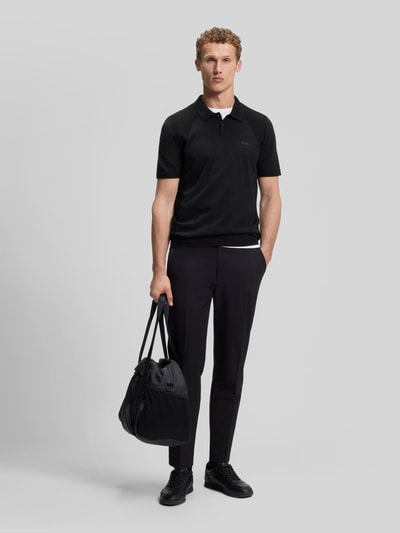 Männermodel trägt Poloshirt mit Logo Detail von BOSS Green, Optik: Unifarben, Passform: Regular-Fit, Ganzkörperansicht von vorne.