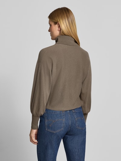 Vrouwenmodel draagt Regular Fit pullover uit wolmix met kasjmier van HERZENS, col, elastische mouwboorden, ruglengte 48 cm, mouwlengte 47 cm, kleur effen bruin, achteraanzicht volledige lichaamsopname.