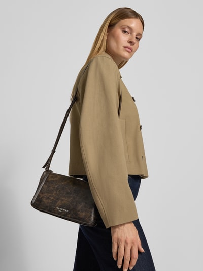 Frauenmodel trägt Purse mit geteilten Hauptfach Modell 'Nina' von LIEBESKIND BERLIN, Strukturmuster, schmaler Schulterriemen, Ganzkörperansicht Rückansicht. Breite 25 cm, Länge 15 cm, Tiefe 7 cm.
