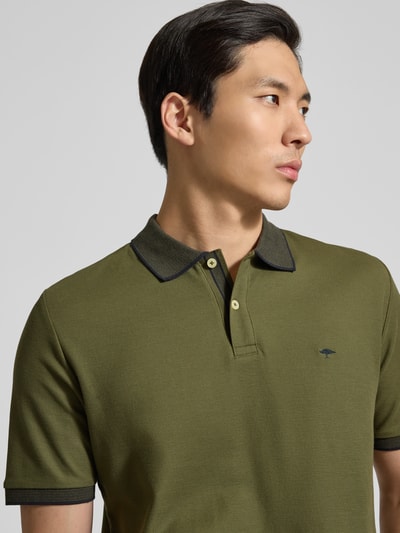 Mannenmodel draagt Modern Fit Poloshirt met Stitching van Fynch-Hatton, katoen, polokraag, knoopsluiting, olijfgroen, detailopname bovenlichaam.