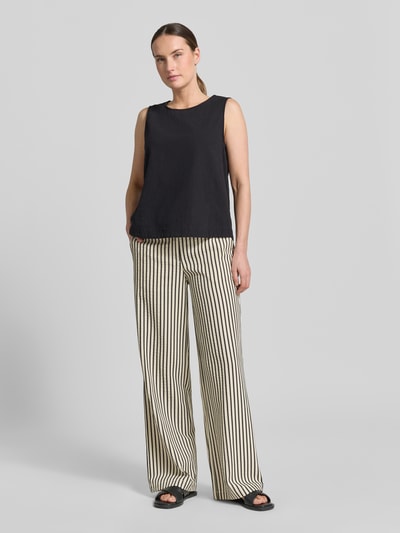 Frauenmodel trägt Wide Fit Hose mit Viskose-Anteil von Christian Berg Woman im Material-Mix mit Abnehmbarer Gürtel in Flecht-Optik, creme-schwarz gestreift, Eingrifftaschen, Bundweite 42 cm, Innenbeinlänge 80 cm, Ganzkörperansicht von vorne.