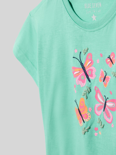 Mädchen trägt T-Shirt mit Stitching und Rundhalsausschnitt von Blue Seven, reine Baumwolle, Regular Fit, Nahaufnahme Oberkörper.