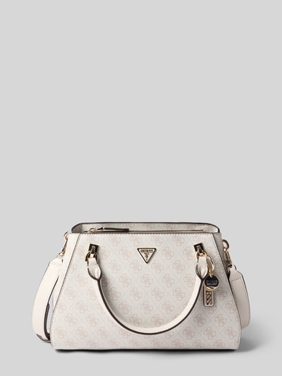 Produktfoto, cremefarbene Handtasche mit Logo-Muster Modell 'NOELLE II' von GUESS, goldfarbene Details, strukturierte Oberfläche, neutraler Hintergrund. Damen Handtasche, Hauptfach mit Reißverschluss, Tragehenkel, Label-Details, Maße: 27x23x11 cm, Schulterriemen 127 cm.