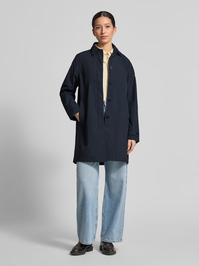 Vrouwenmodel draagt Jacke met Umlegekragen Modell 'VERNE' van ECOALF in donkerblauw, losse fit, knoopsluiting, steekzakken, labelprint, volledige lichaamsaanzicht van voren.