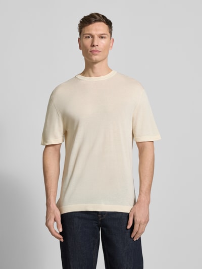 Männermodel trägt T-Shirt mit geripptem Rundhalsausschnitt von CRUNA, Reine Baumwolle, Regular-Fit, Rückenlänge 70 cm, Ganzkörperansicht von vorne.