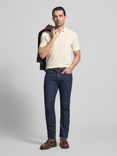 Męski model nosi Regular Fit Koszulka polo z czystej bawełny od Marc O'Polo, efekt: jednolity kolor, wyhaftowane logo, kołnierzyk polo, krótki rękaw, zrolowany brzeg, dzianina, przód na zdjęciu, widok całopostaciowy.