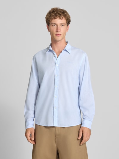 Męski model nosi Regular Fit Freizeithemd aus Leinen-Baumwoll-Mix Modell 'PAYTON' von Pepe Jeans, jednokolorowy, cieniowana przędza, kołnierzyk typu kent, listwa guzikowa na całej długości, rękawy długie z mankietami, wyhaftowane logo, pas na plecach z fałdą cacharel, materiał: mieszanka lnu i bawełny, widok całej sylwetki od przodu.