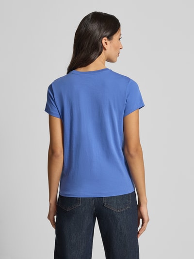 Kobieta modelka nosi Damski t-shirt z wyhaftowanym logo, krój regular fit, bawełna, Polo Ralph Lauren, długość tyłu 54 cm, widok z tyłu.