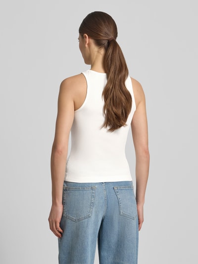 Frauenmodel trägt Tanktop in Ripp-Optik mit Logo von Guess aus Material-Mix mit Stretch-Anteil, Slim Fit, Rückenlänge 50 cm, Ganzkörperansicht Rückansicht.