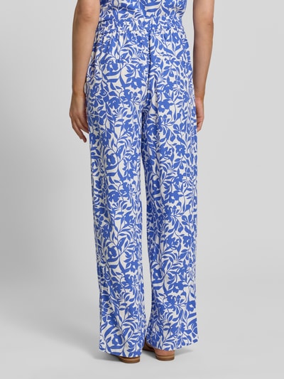 Frauenmodel trägt Wide-Leg-Pants mit französischen Eingrifftaschen von Betty Barclay, Leinen-Mix mit Viskose-Anteil, Ganzkörperansicht Rückansicht.
