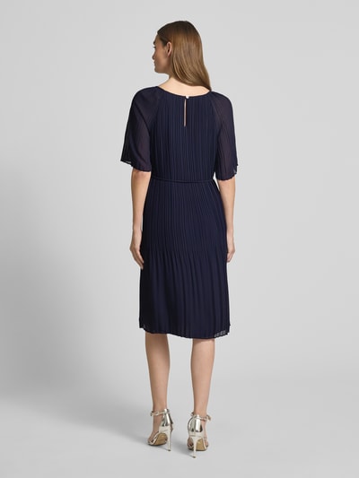 s.Oliver BLACK LABEL Getailleerde chiffon jurk met strikceintuur Marineblauw - 5