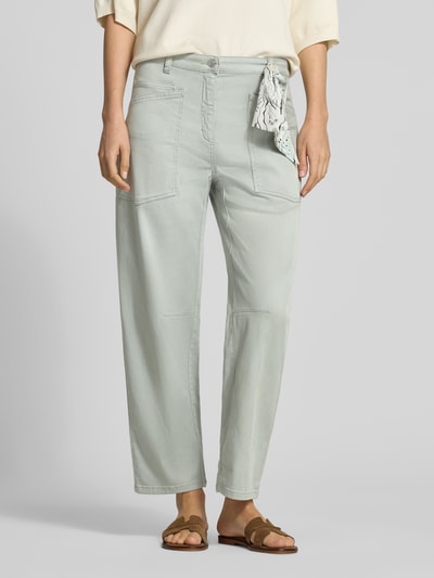 Kobieta prezentuje Relaxed Fit Jeans aus Lyocell-Mix od Cambio, jasnoszary, mieszanka lyocellu i bawełny, wpuszczane i tylne kieszenie, krótszy krój, szlufki z chustą, szerokość w rozmiarze 36: 41 cm, długość wewnętrzna nogawki 69 cm, zapięcie na guzik i zamek błyskawiczny, przód, całkowita sylwetka