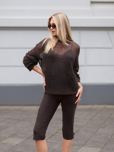 Frauenmodel trägt sommerlicher cropped Strickpullover - curated by Mary Braun von Style Icon Collection in Braun, Strick-Optik, Relaxed Fit, Rundhalsausschnitt, elastische Abschlüsse, Rückenlänge 53 cm, Ärmellänge 72 cm, Ganzkörperansicht von vorne.