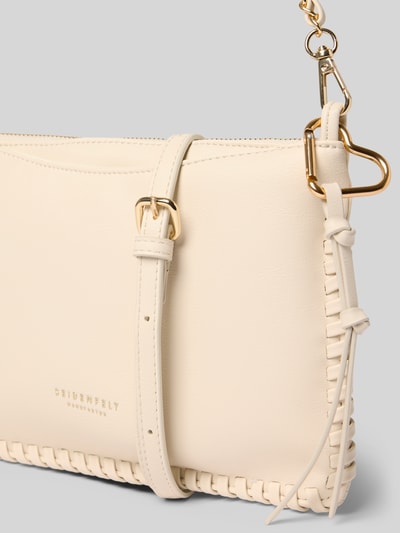 Productfoto, Crossbody Bag met logo-detail model 'Jendal' van Seidenfelt, leerlook, hoofdvak met ritssluiting, afneembare schouderband, breedte 24 cm, lengte 17 cm, diepte 1 cm, bandlengte 124 cm, dames tas, lichte crèmekleur, fijne textuur, zichtbare stiksels