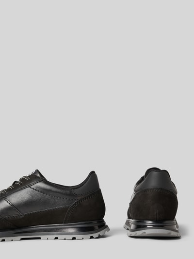 Produktfoto, Sneaker mit Label-Detail Modell 'Philip' von Bugatti aus schwarzem Echtleder, abgerundete Spitze, Schnürverschluss, strukturierte Sohle, Absatzhöhe 3 cm, Schafthöhe 9 cm, Schaftweite 8 cm