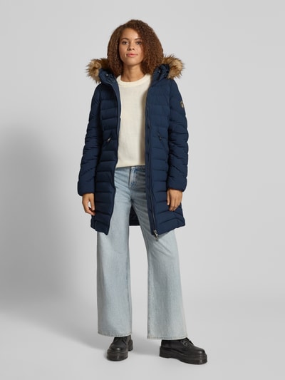 Superdry Płaszcz pikowany o kroju regular fit z obszyciem ze sztucznego futra model ‘Fuji’ Granatowy 1