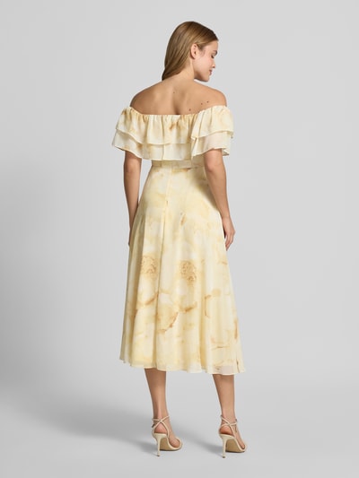 Modelka nosi Cocktailkleid im Off-Shoulder-Look von Jake*s Cocktail, A-linia, długość midi, kremowy z żółtymi wzorami, szerokość w rozmiarze 36: 39 cm, długość tyłu w rozmiarze 36: 107 cm, widok całej sylwetki z tyłu.