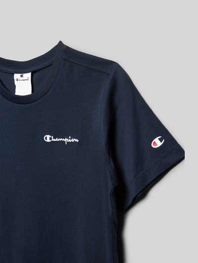Produktfoto, dunkelblaues T-Shirt mit Label-Stitching und Rundhalsausschnitt von CHAMPION, glatte Baumwollstruktur, Regular Fit, Rückenlänge 55 cm bei Größe 140